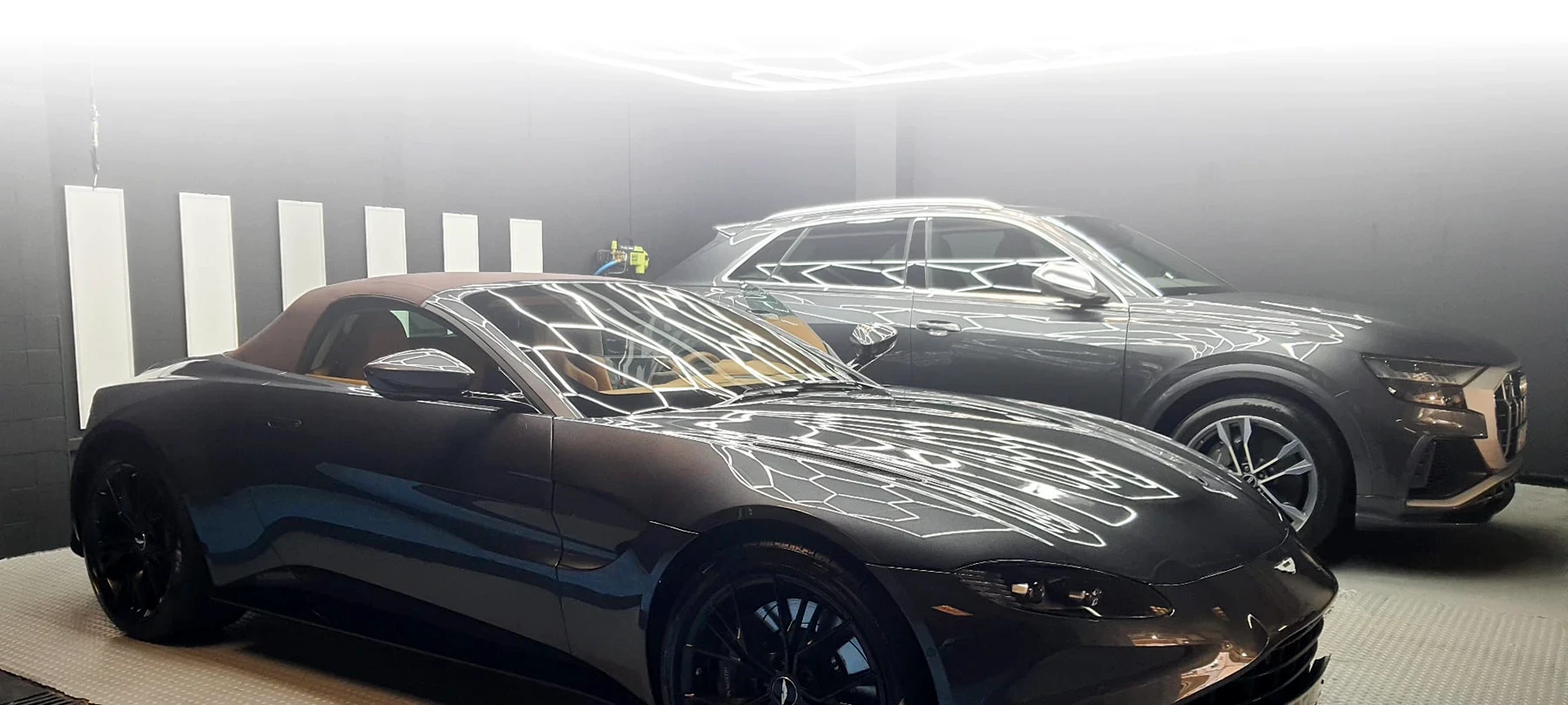 Automóvel de luxo a ser tratado na nossa baía de detailing
